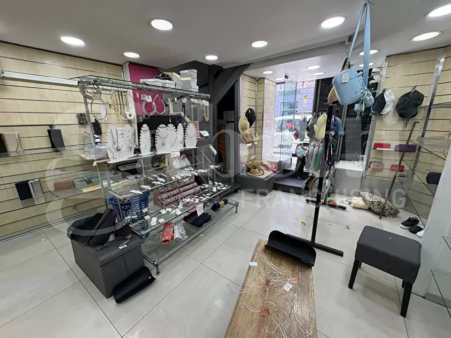 Immagine 2 di Negozio in affitto  in Via santi giovanni e paolo a Napoli