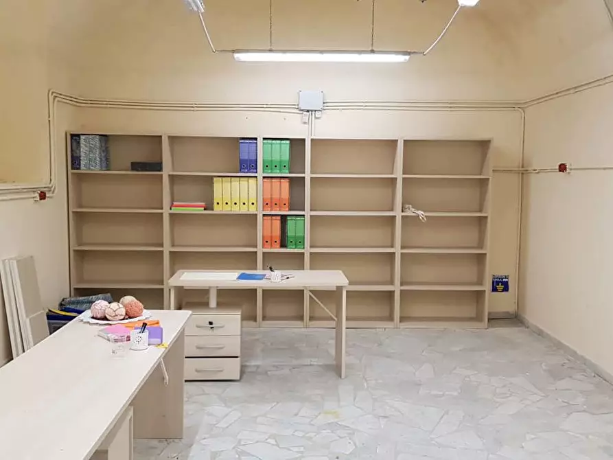 Immagine 11 di Negozio in vendita  in Via Rimini a Napoli