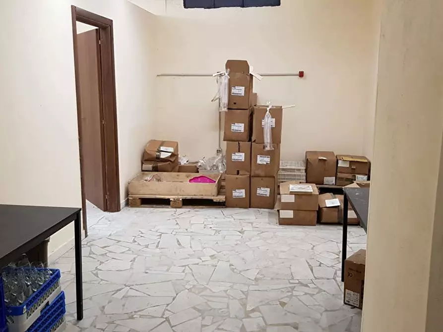 Immagine 8 di Negozio in vendita  in Via Rimini a Napoli