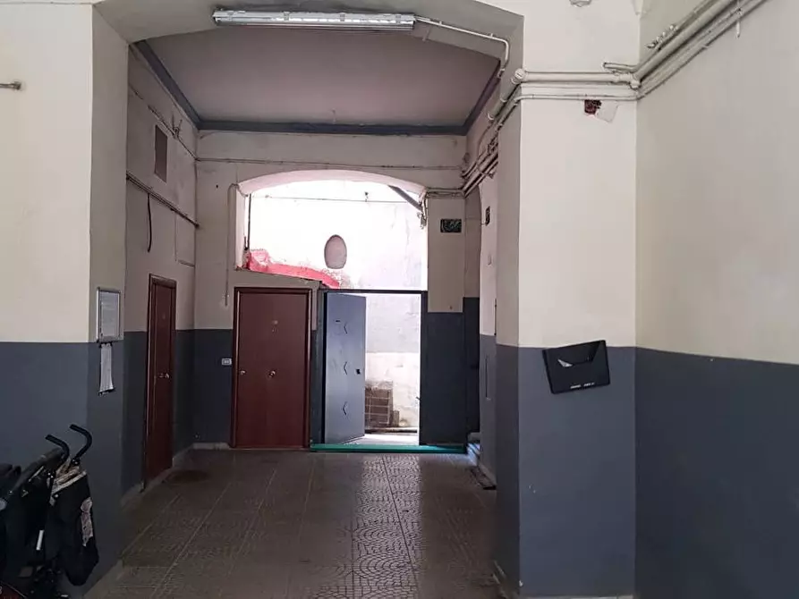 Immagine 9 di Negozio in vendita  in Via Rimini a Napoli