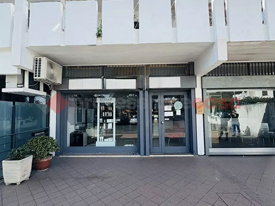 Immagine 1 di Negozio in vendita  in Piazzale KENNEDY, 15 a San Felice Circeo