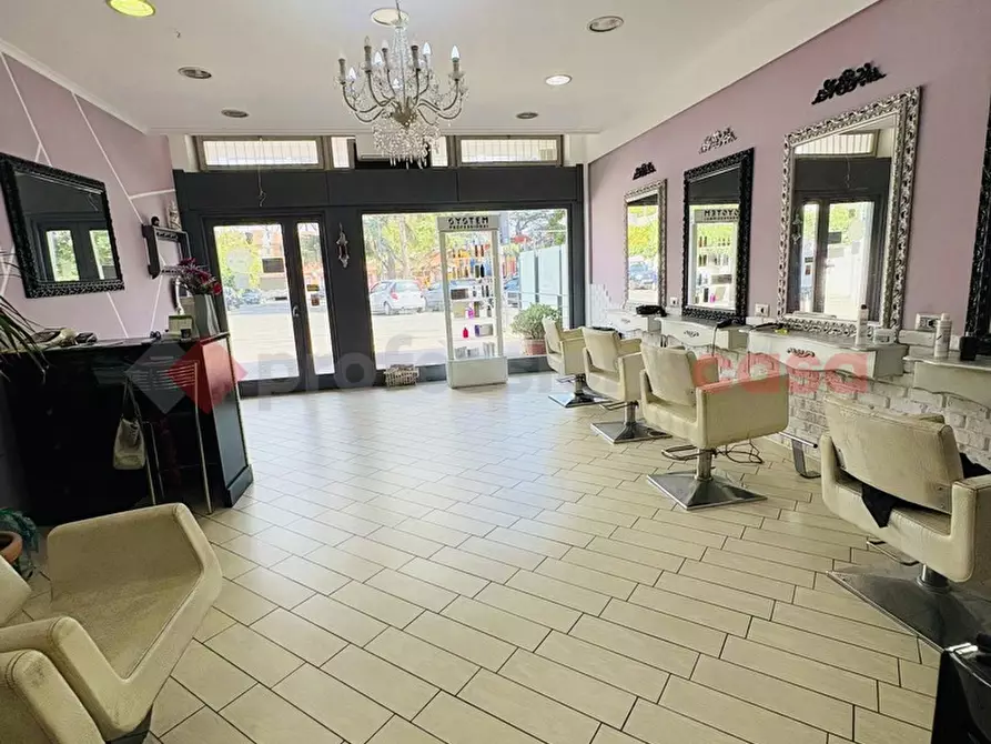 Immagine 10 di Negozio in vendita  in Piazzale KENNEDY, 15 a San Felice Circeo