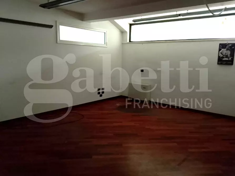 Immagine 21 di Negozio in vendita  in Via della Resistenza, 19 a Teramo