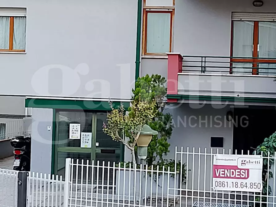 Immagine 3 di Negozio in vendita  in Via della Resistenza, 19 a Teramo