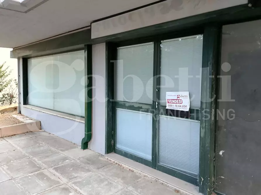 Immagine 7 di Negozio in vendita  in Via della Resistenza, 19 a Teramo