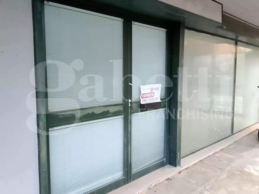 Immagine 8 di Negozio in vendita  in Via della Resistenza, 19 a Teramo