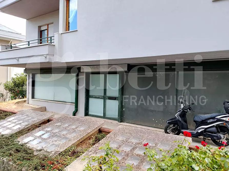 Immagine 10 di Negozio in vendita  in Via della Resistenza, 19 a Teramo