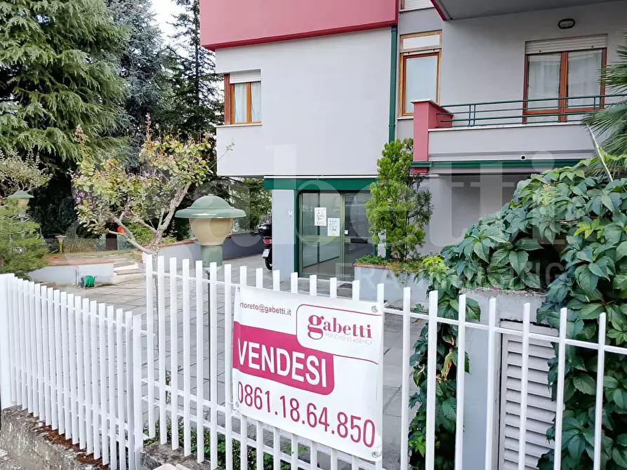 Immagine 2 di Negozio in vendita  in Via della Resistenza, 19 a Teramo