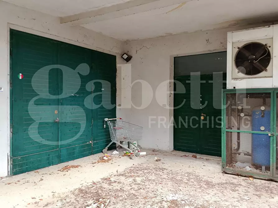 Immagine 41 di Negozio in vendita  in Via della Resistenza, 19 a Teramo