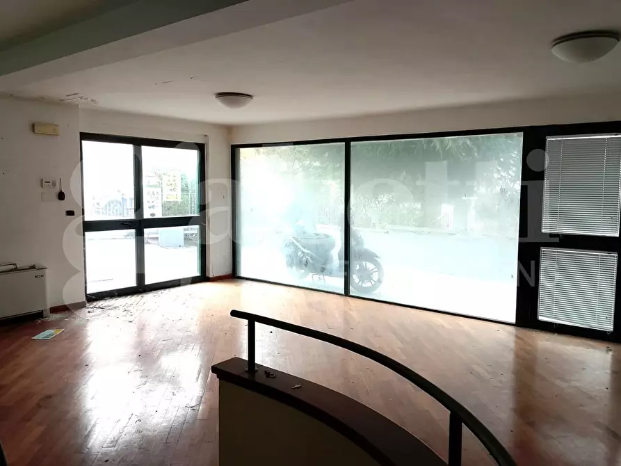 Immagine 13 di Negozio in vendita  in Via della Resistenza, 19 a Teramo