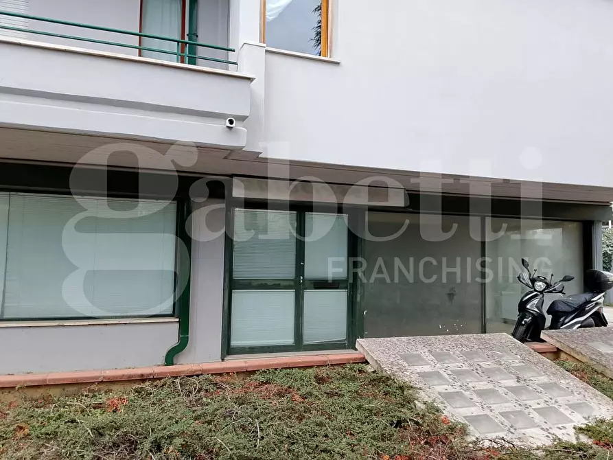 Immagine 9 di Negozio in vendita  in Via della Resistenza, 19 a Teramo