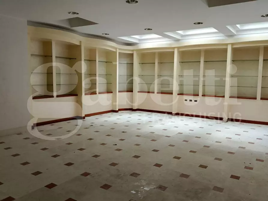 Immagine 28 di Negozio in vendita  in Via della Resistenza, 19 a Teramo