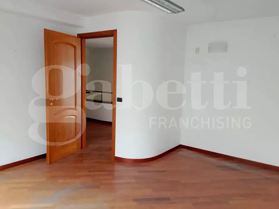 Immagine 17 di Negozio in vendita  in Via della Resistenza, 19 a Teramo