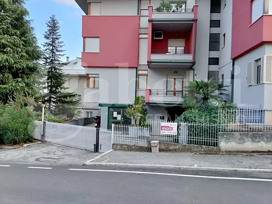 Immagine 1 di Negozio in vendita  in Via della Resistenza, 19 a Teramo