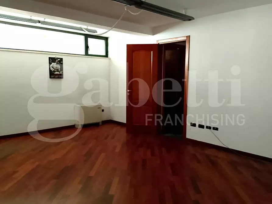 Immagine 22 di Negozio in vendita  in Via della Resistenza, 19 a Teramo