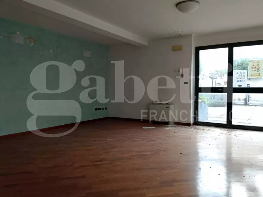 Immagine 14 di Negozio in vendita  in Via della Resistenza, 19 a Teramo