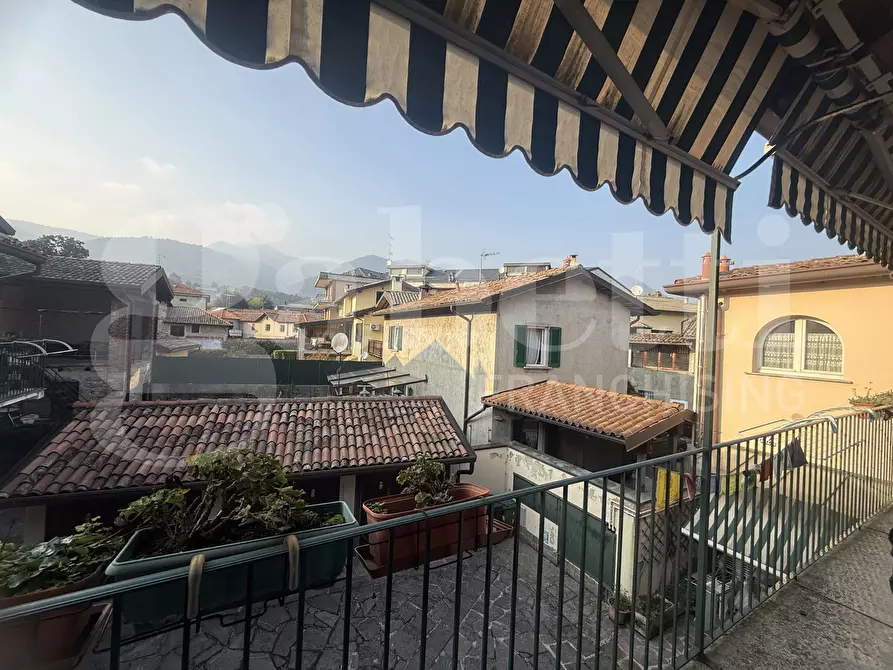 Immagine 1 di Appartamento in vendita  in Via Licinio, 1 a Erba