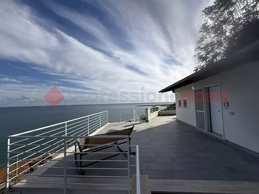 Immagine 2 di Villa in vendita  in Via TORRE GREGORIANA, 17 a Terracina