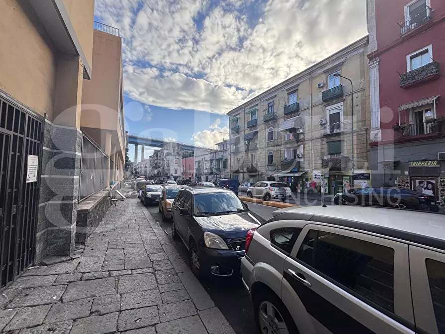 Immagine 2 di Negozio in vendita  in Via Calata Capodichino a Napoli
