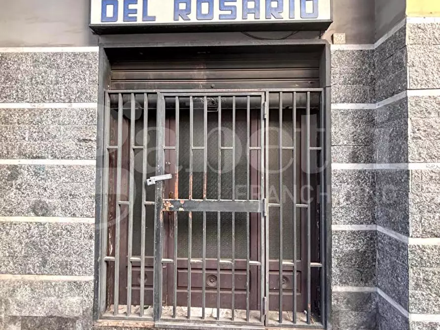 Immagine 2 di Negozio in vendita  in Via calata capodichino a Napoli