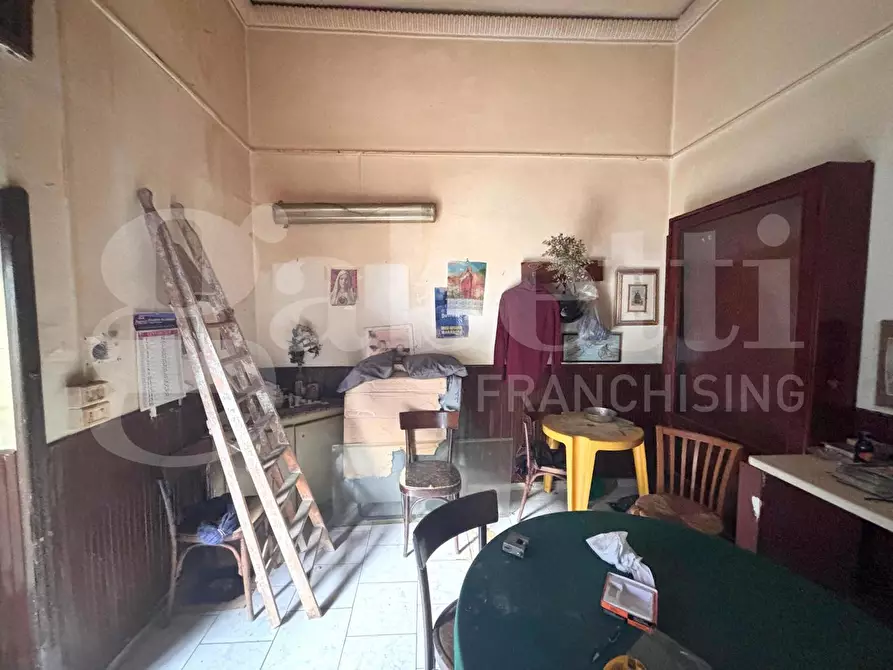 Immagine 5 di Negozio in vendita  in Via calata capodichino a Napoli