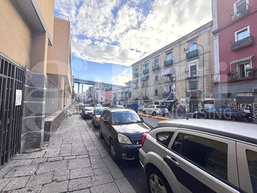Immagine 7 di Negozio in vendita  in Via calata capodichino a Napoli