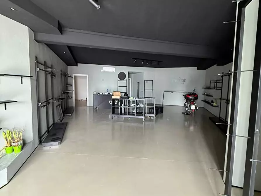 Immagine 2 di Attività commerciale in affitto  in Via Sant'Anastasia, snc a Sant'anastasia