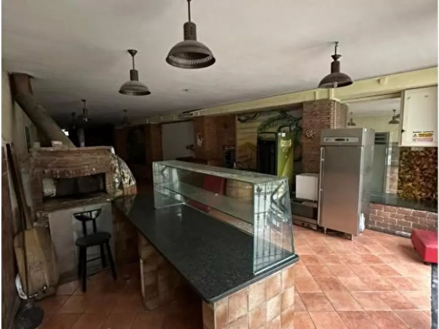 Immagine 2 di Attività commerciale in affitto  in Via Luigi Esposito, SNC a Sant'anastasia