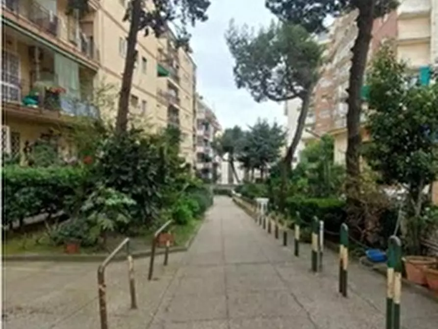 Immagine 4 di Negozio in vendita  in Via confalone a Napoli