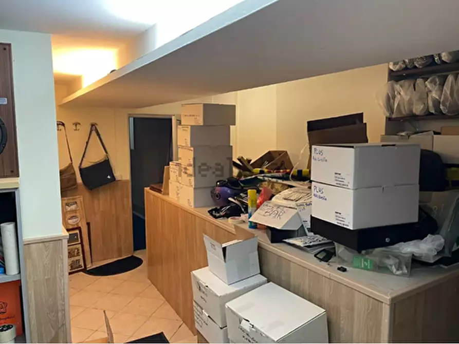 Immagine 3 di Negozio in vendita  in Via confalone a Napoli