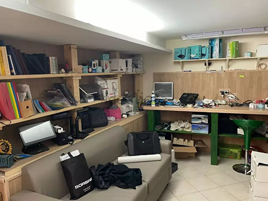 Immagine 1 di Negozio in vendita  in Via confalone a Napoli