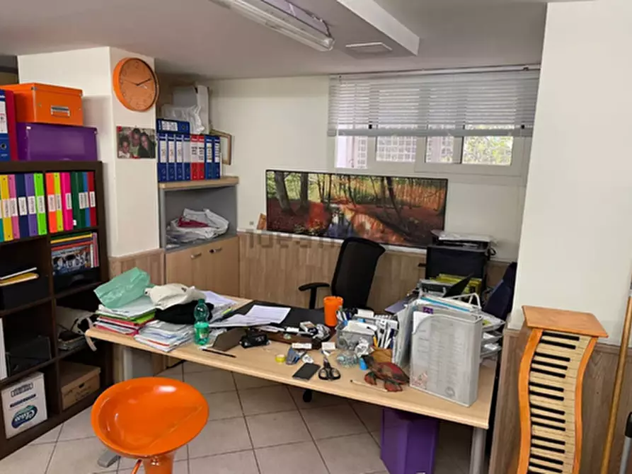 Immagine 2 di Negozio in vendita  in Via confalone a Napoli