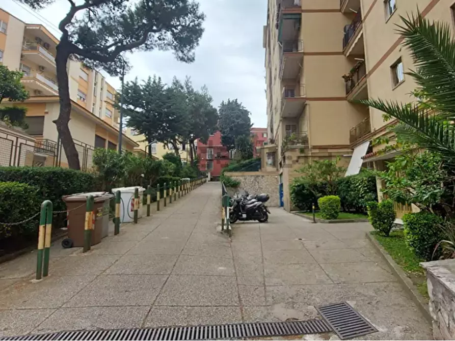 Immagine 5 di Negozio in vendita  in Via confalone a Napoli