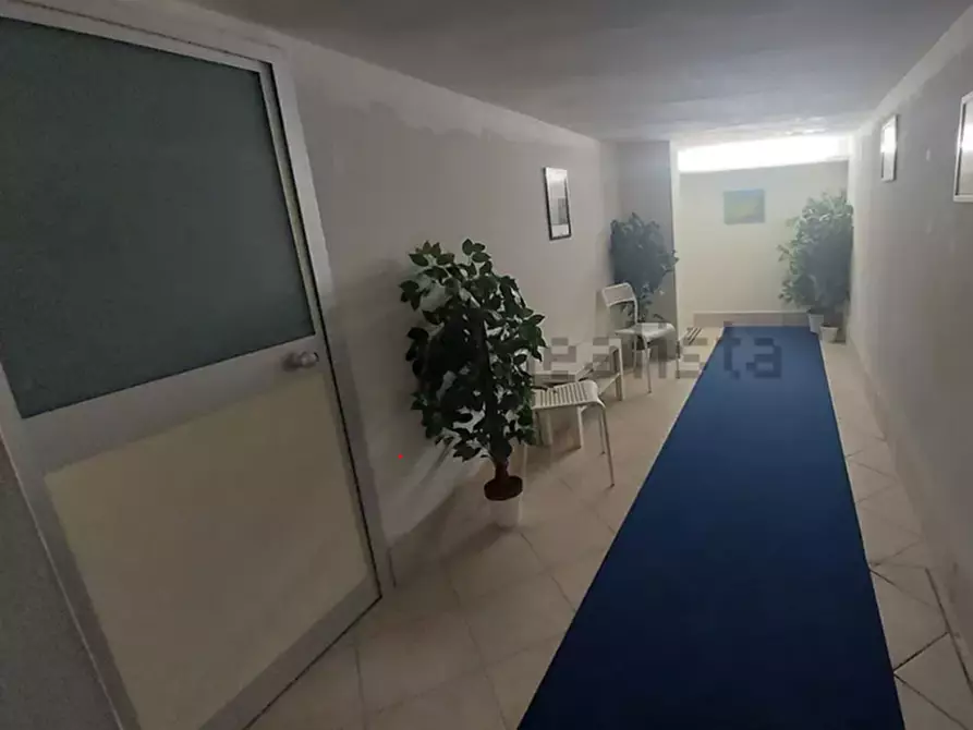 Immagine 3 di Negozio in vendita  in Via confalone a Napoli