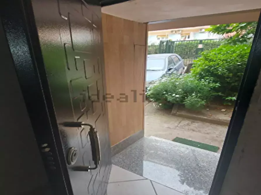 Immagine 4 di Negozio in vendita  in Via confalone a Napoli