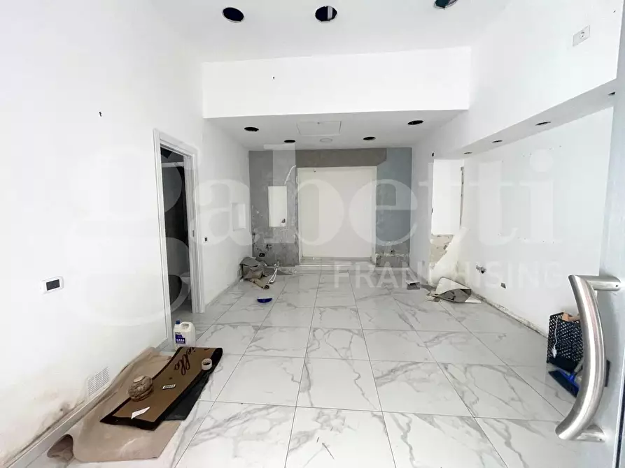 Immagine 4 di Negozio in affitto  in Via macedonio melloni a Napoli