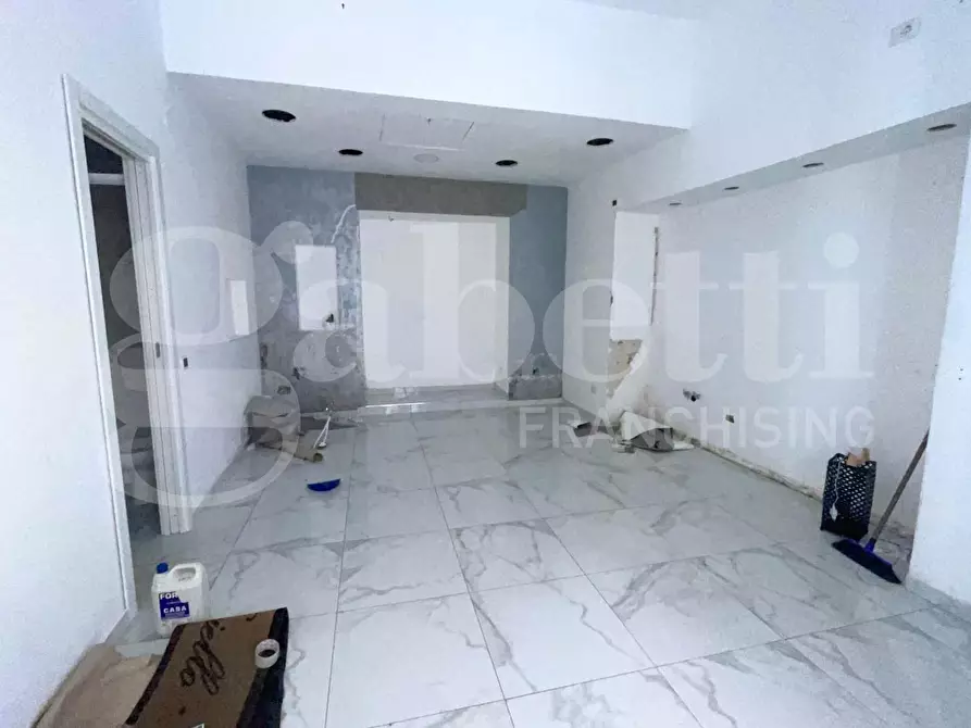 Immagine 5 di Negozio in affitto  in Via macedonio melloni a Napoli