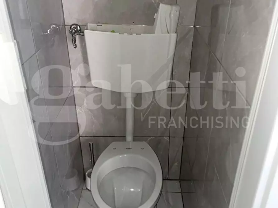 Immagine 6 di Negozio in affitto  in Via macedonio melloni a Napoli