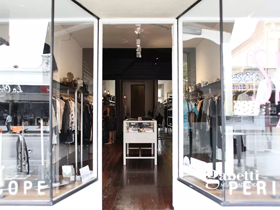 Immagine 7 di Negozio in vendita  in Via Mancini a Cattolica