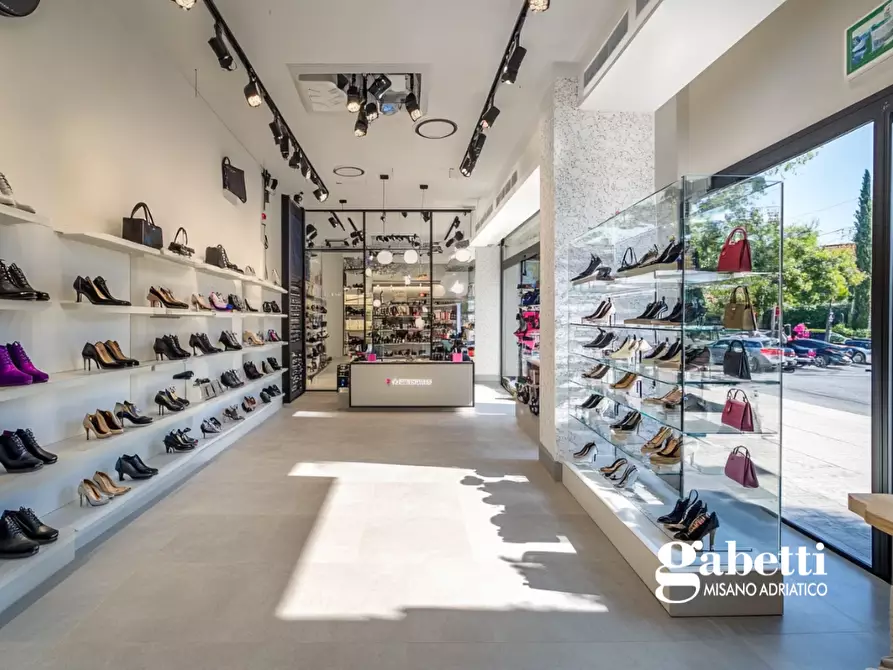 Immagine 6 di Negozio in vendita  in Via Mancini a Cattolica