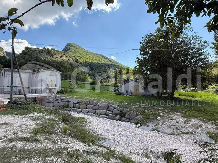 Immagine 5 di Casa indipendente in vendita  in Strada statale flaminia a Scheggia E Pascelupo