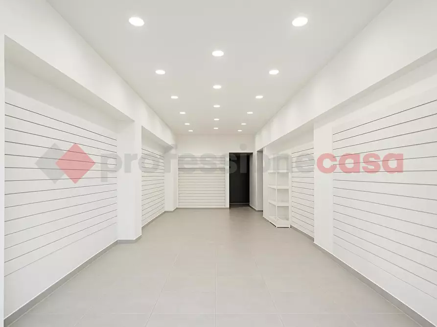 Immagine 3 di Negozio in vendita  in Via la stazza, 1 a Alatri