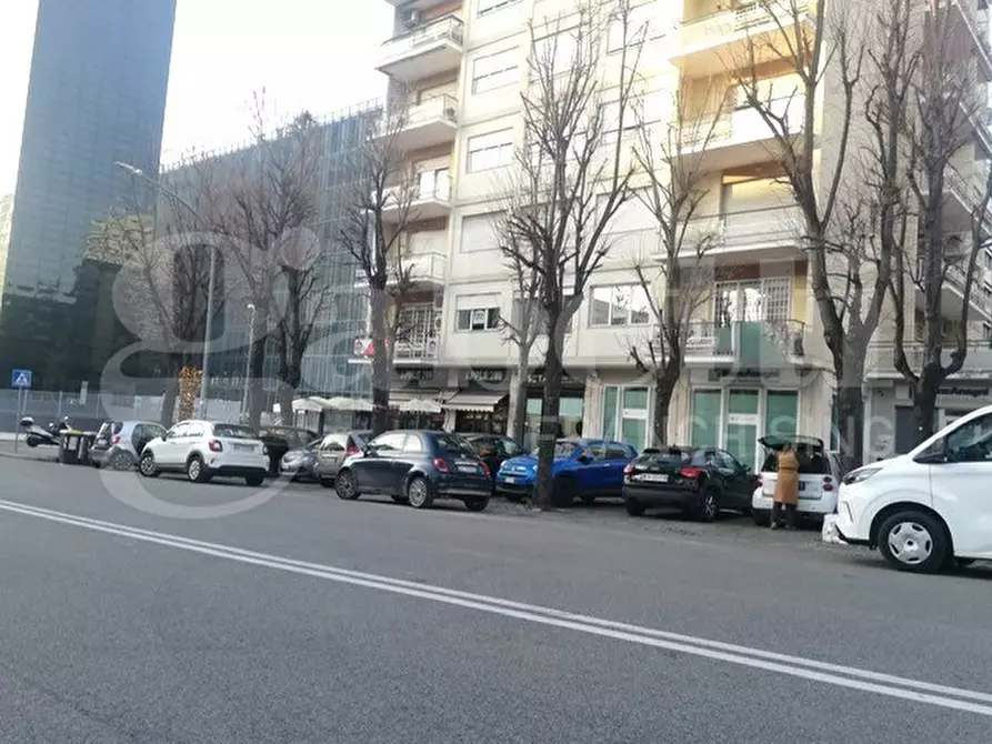 Immagine 2 di Negozio in affitto  in Viale Europa, 303 a Roma