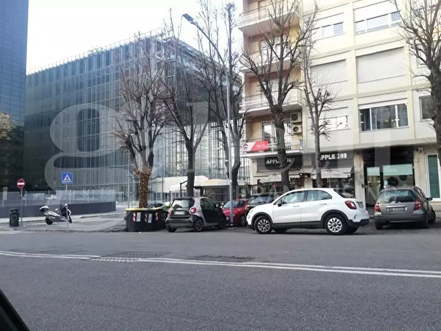 Immagine 4 di Negozio in affitto  in Viale Europa, 303 a Roma