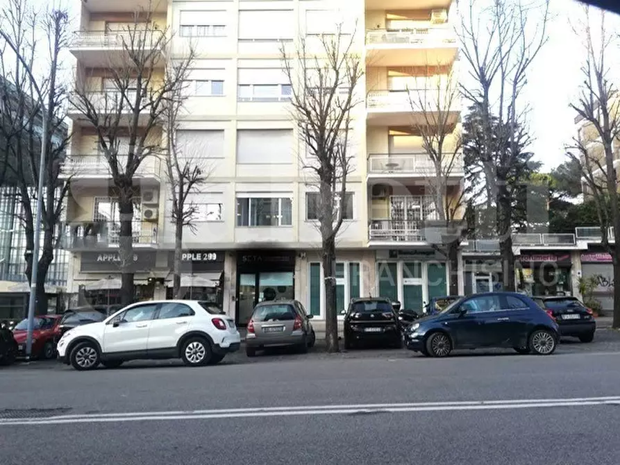 Immagine 5 di Negozio in affitto  in Viale Europa, 303 a Roma