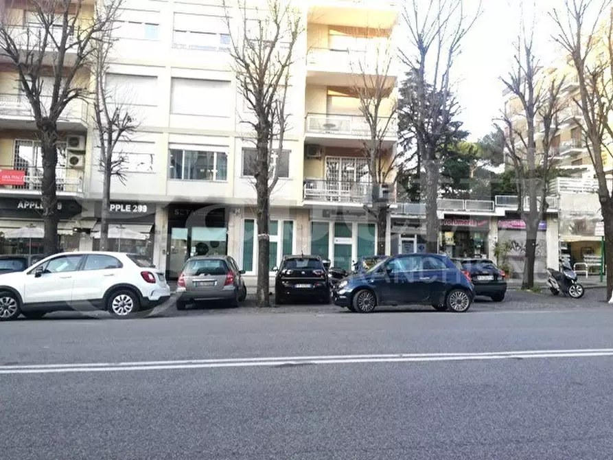 Immagine 3 di Negozio in affitto  in Viale Europa, 303 a Roma