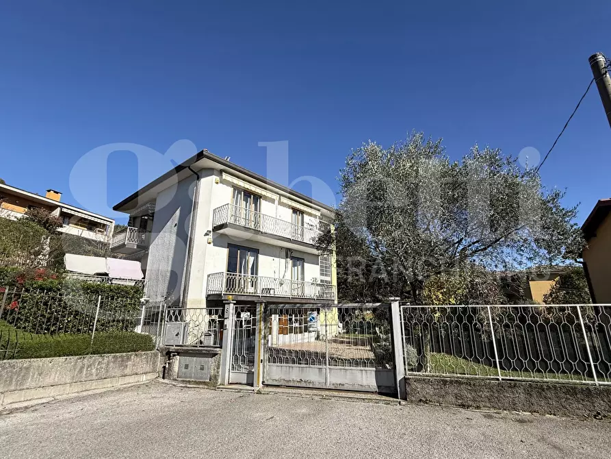 Immagine 2 di Casa bifamiliare in vendita  in Via Como, 1 a Erba