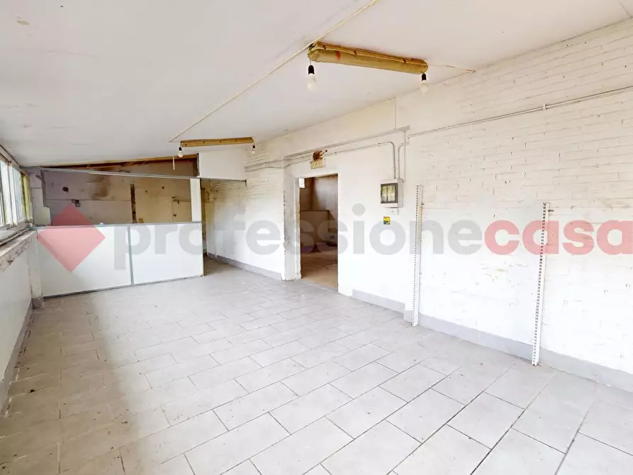 Immagine 2 di Negozio in vendita  in Via della Casetta Mattei a Roma