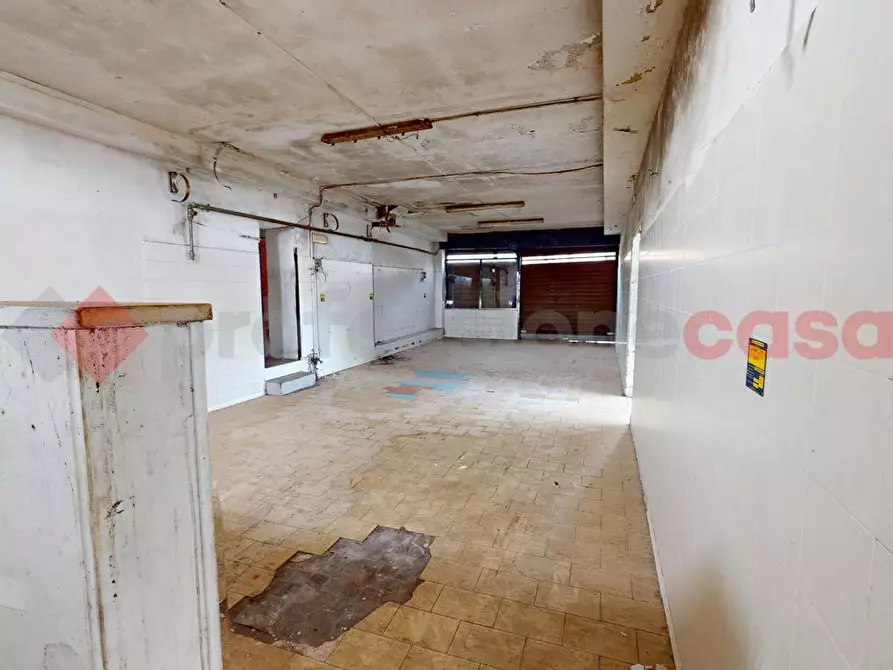 Immagine 9 di Negozio in vendita  in Via della Casetta Mattei a Roma