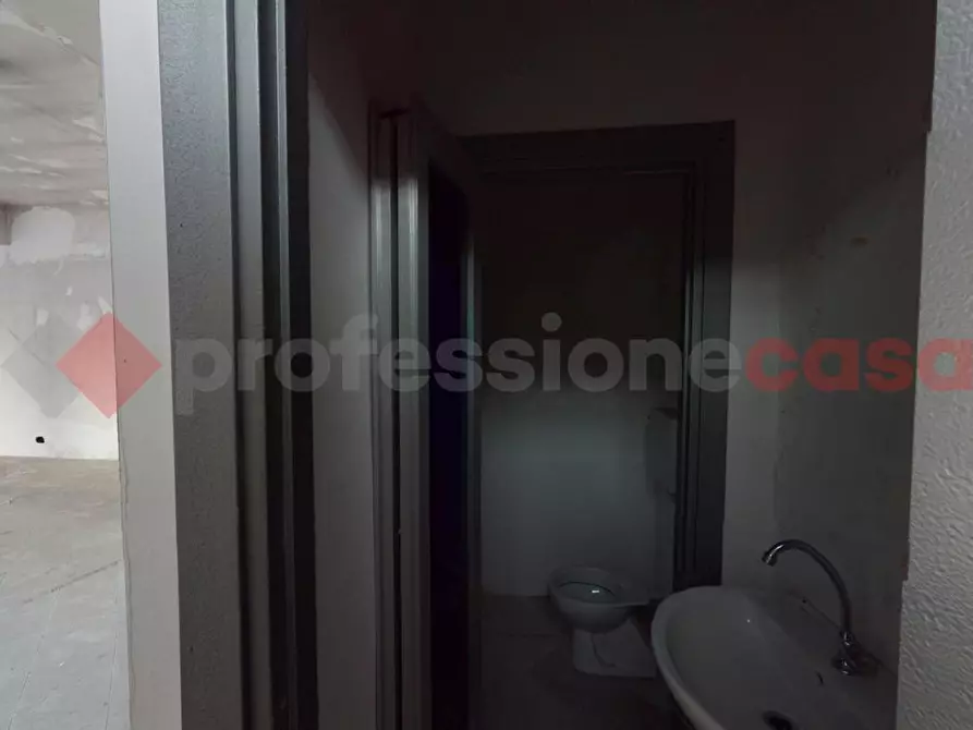 Immagine 5 di Negozio in vendita  in Via della Casetta Mattei a Roma